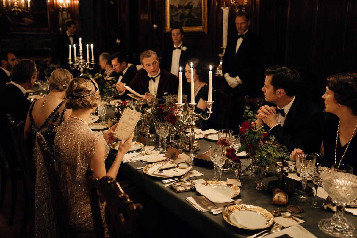 Krimidinner als Mottoparty: Passende Kostüme und Deko zum Thema